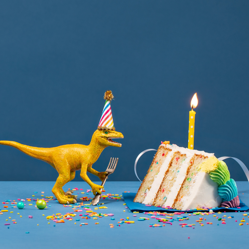 Un gâteau d'anniversaire dinosaure volcanique - Mon Super Anniversaire